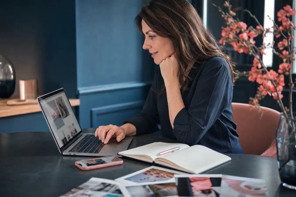 Responsable d’entreprise qui relit un article de blog illustré sur son ordinateur portable